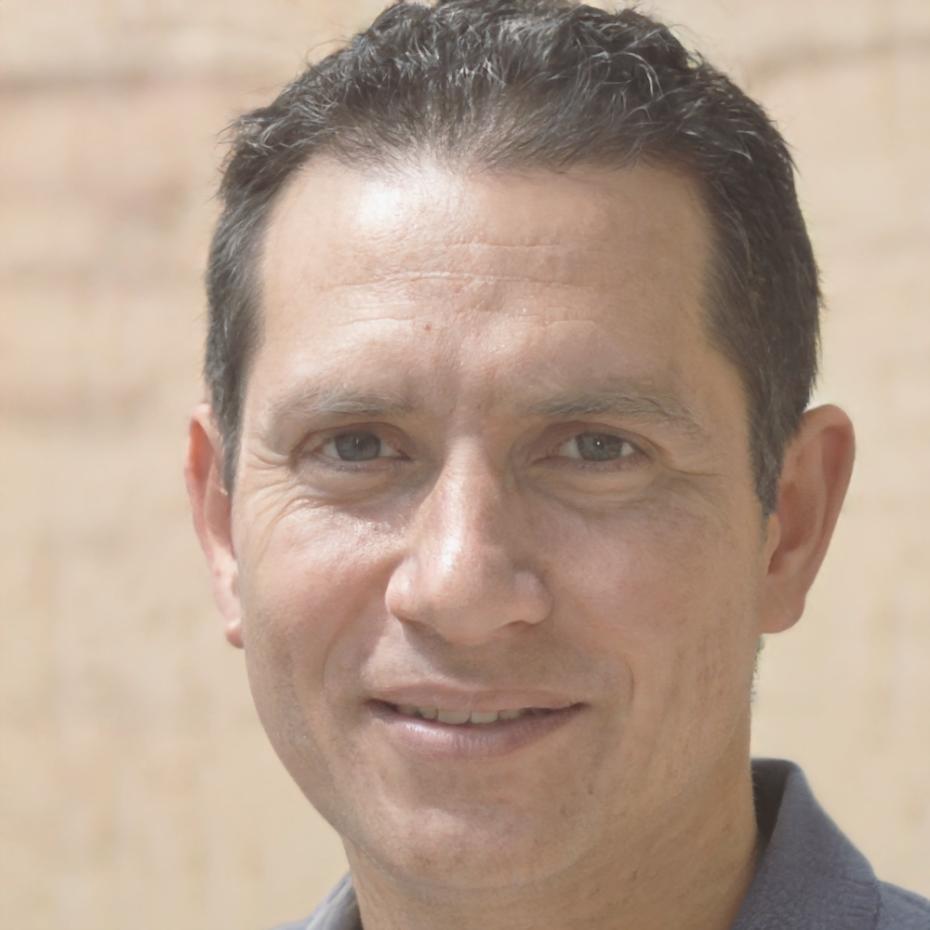 Retrato profesional de instructor experto en finanzas corporativas