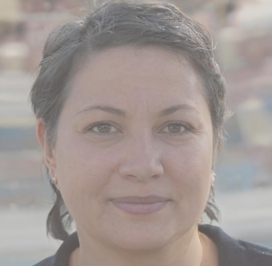 Retrato profesional de instructora especialista en análisis de inversiones